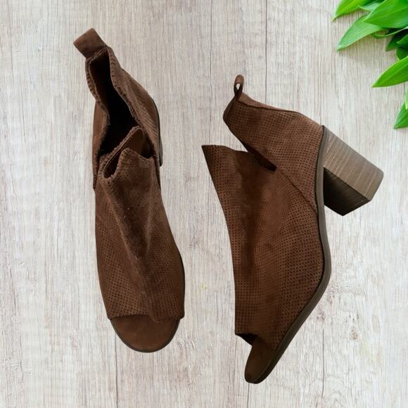 NEW Universal Thread peep toe suede booties - Picture 2 of 9
